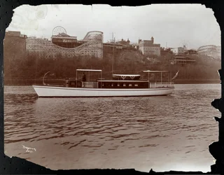 Ansicht der Yacht Mousquetaire der New York Yacht, Launch und Engine Co. auf dem Harlem River, New York, 1905 (Silbergelatineabzug)